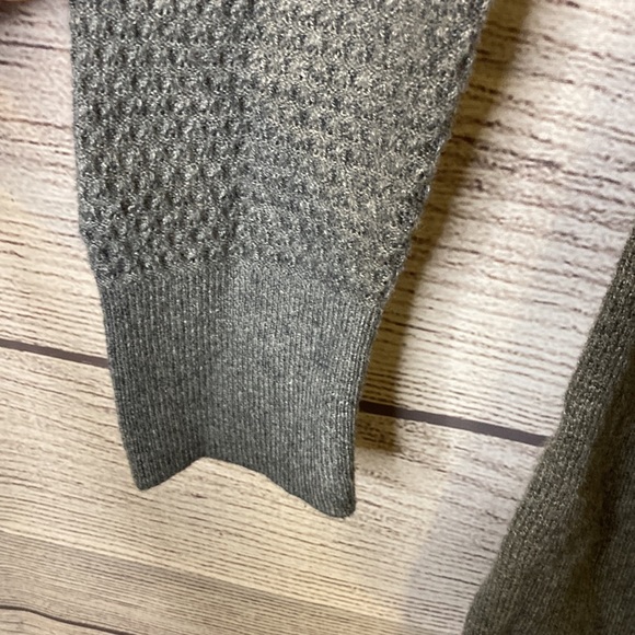 LOFT Outlet Gray Textured Lightweight Sweater Top - Size Small - Picture 9 of 16